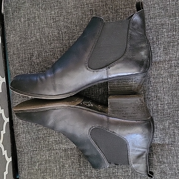 Vince Camuto Black Leather Booties Size 7 - Picture 4 of 5